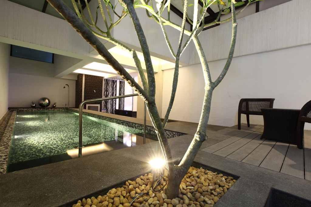 a pool with a tree in the middle of a building at Icloud Luxury Resort &amp; Hotel in Taichung
