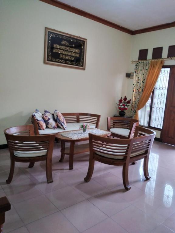 - un salon avec deux chaises et une table dans l'établissement RUMAH PAKSI HOMESTAY, à Tanjungkarang