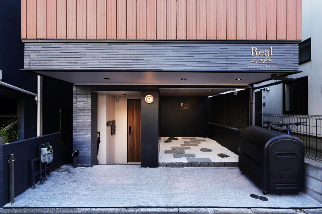 una puerta delantera de un edificio con entrada en Real Life SANGENJAYA, en Tokio