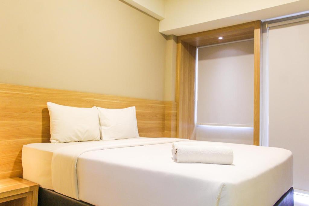 Postel nebo postele na pokoji v ubytování Cozy and Comfortable Studio (No Kitchen) Apartment at Mustika Golf Residence By Travelio