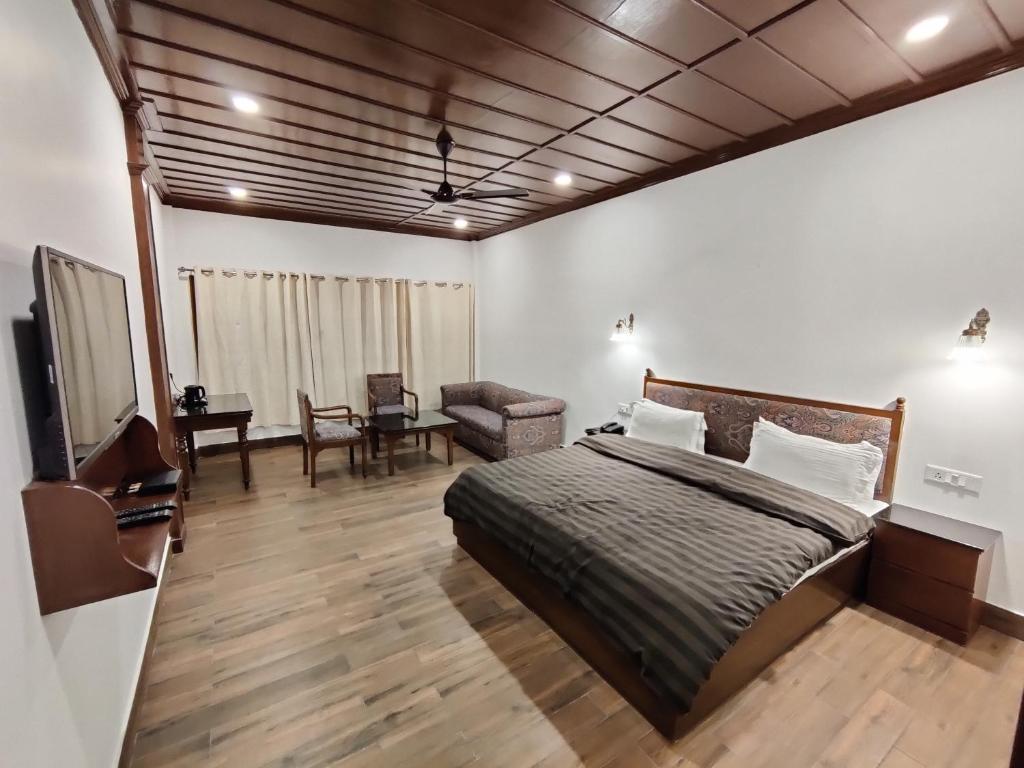 Postel nebo postele na pokoji v ubytování Hotel Himalayan Club