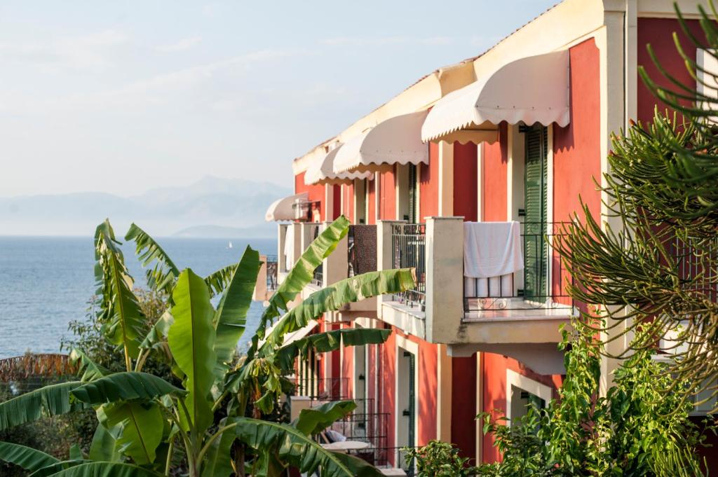 un edificio con balcone affacciato sull'oceano di Room in BB - Apraos Bay Hotel In Kalamaki Beach ad Apraos