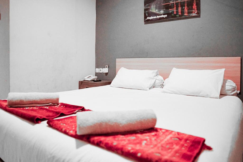 Postel nebo postele na pokoji v ubytování Audah Syariah Residence Mitra RedDoorz