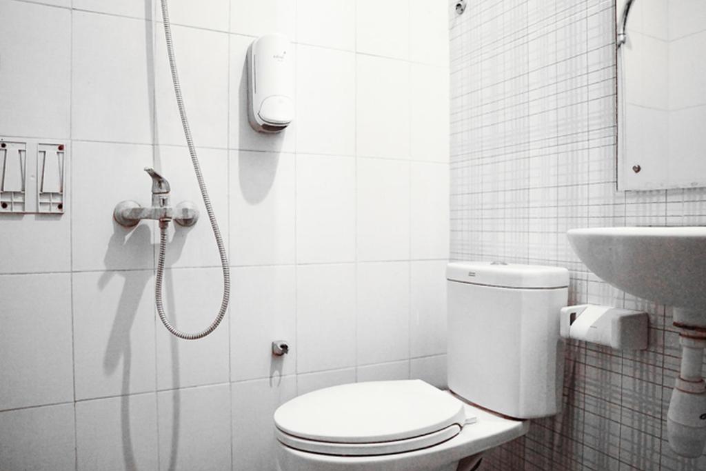 Koupelna v ubytování Audah Syariah Residence Mitra RedDoorz