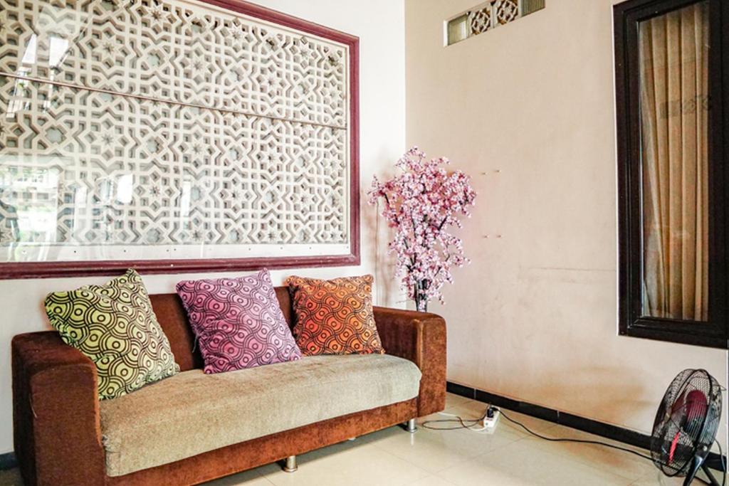 Posezení v ubytování Audah Syariah Residence Mitra RedDoorz