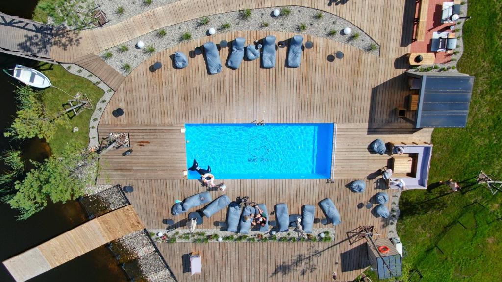 einen Blick über einen Pool mit blauem Wasser in der Unterkunft SEA PEARL Holiday home, Mano jūra 1, Kunigiškiai in Kunigiškiai