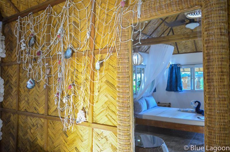 - une chambre avec un canapé et un lit dans l'établissement Blue Lagoon Dive Resort, à Sabang