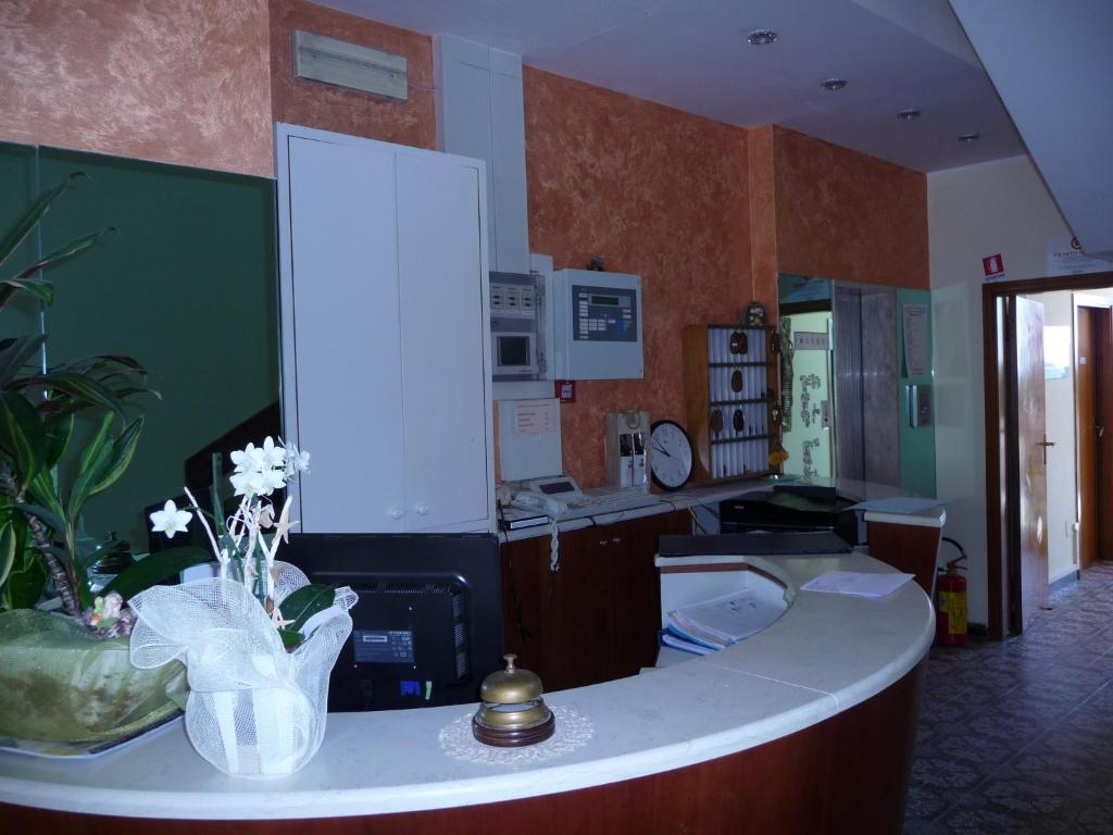 Kuchyň nebo kuchyňský kout v ubytování Hotel Suprem sul Mare