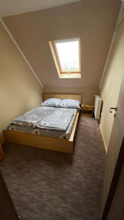 Postel nebo postele na pokoji v ubytování Grátisz Apartman Siófok