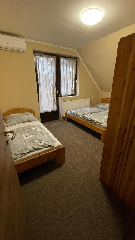 Postel nebo postele na pokoji v ubytování Grátisz Apartman Siófok