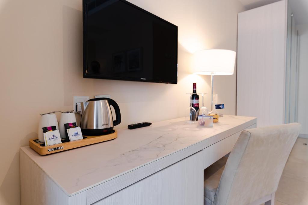 Maritim Antonine Hotel & Spa - Deluxe Suite With Spa Bath