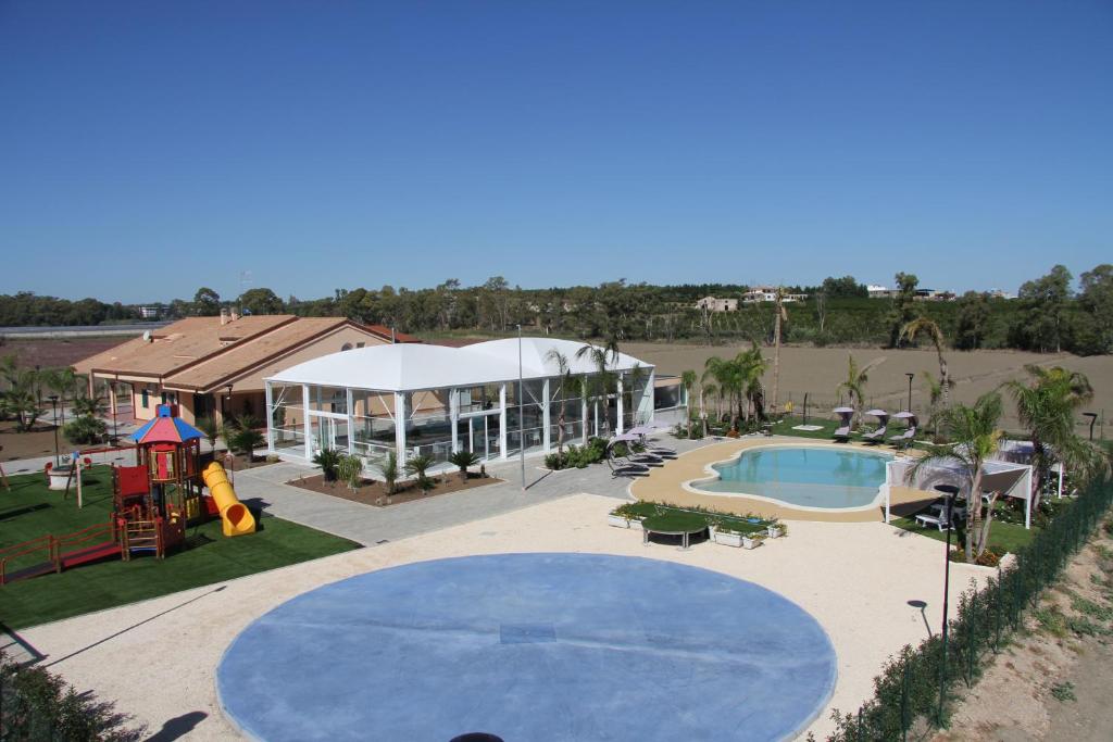 una vista sulla piscina di un resort di AGRITURISMO CASA RICOTTA a Metaponto