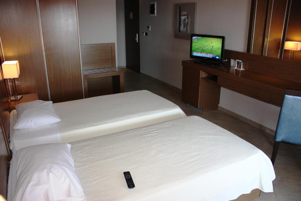 TV a/nebo společenská místnost v ubytování Hotel Cariatis