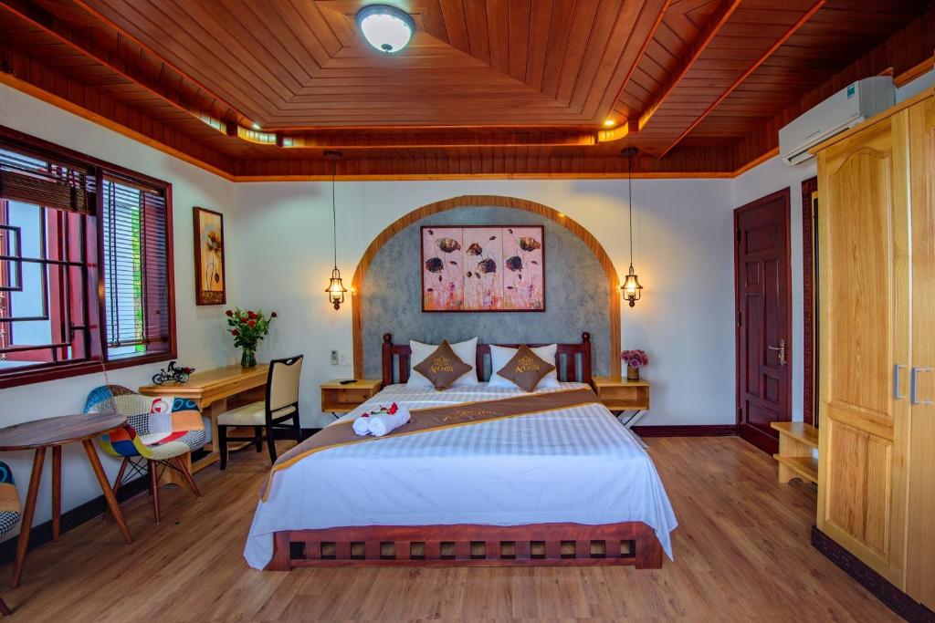 Postel nebo postele na pokoji v ubytování Art Villa Hoi An