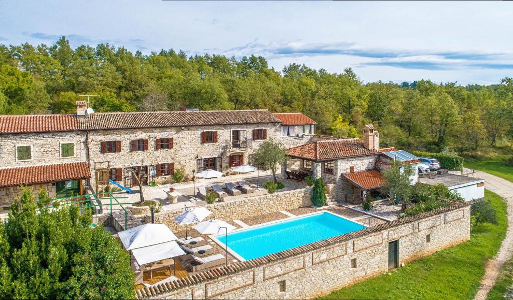 una vista aérea de una casa con piscina en Villa Kluni, en Momjan