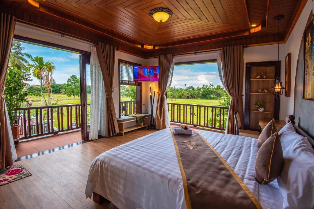 Postel nebo postele na pokoji v ubytování Art Villa Hoi An
