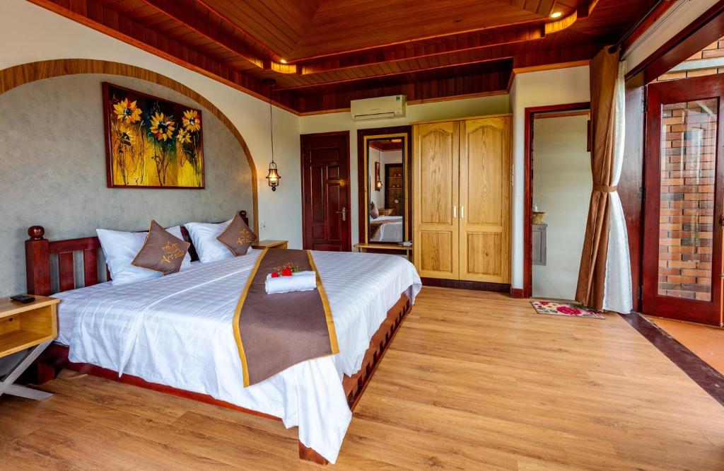 Postel nebo postele na pokoji v ubytování Art Villa Hoi An