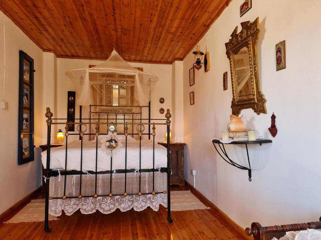 1 dormitorio con cama y techo de madera en Kassandras place in Omodos village, en Omodos