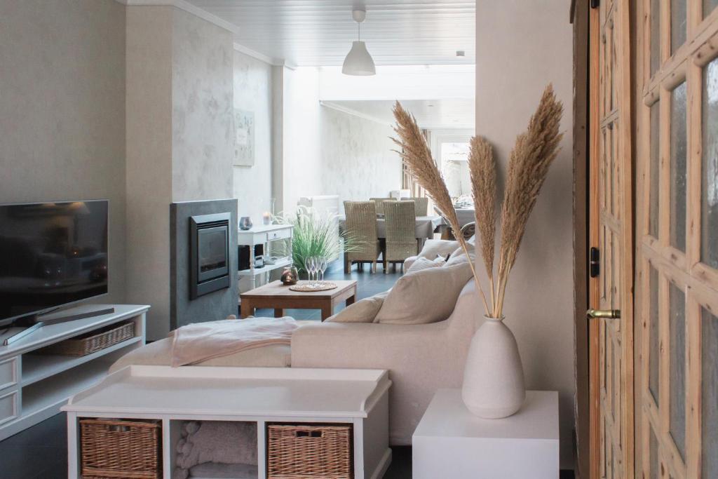 TV a/nebo společenská místnost v ubytování Maison Mariette