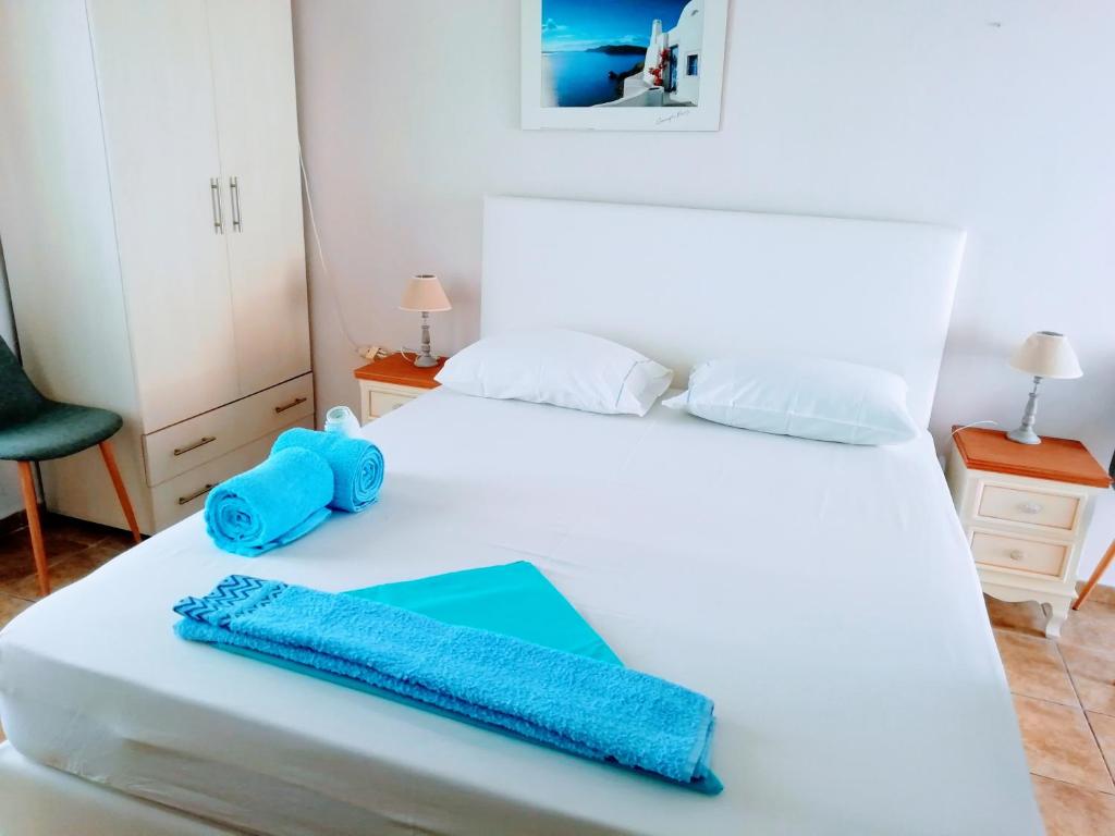 Postel nebo postele na pokoji v ubytování Logaras Seaview Apartment