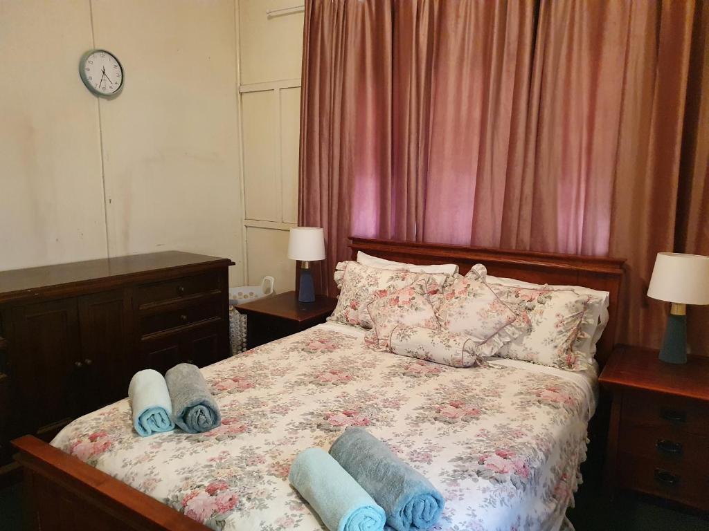 una camera da letto con un letto e asciugamani di Meyenburg House a Mount Morgan