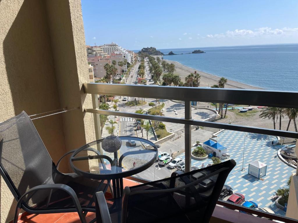 balcón con vistas a la playa y al océano en Apartamentos en Alquiler Chinasol, en Almuñécar