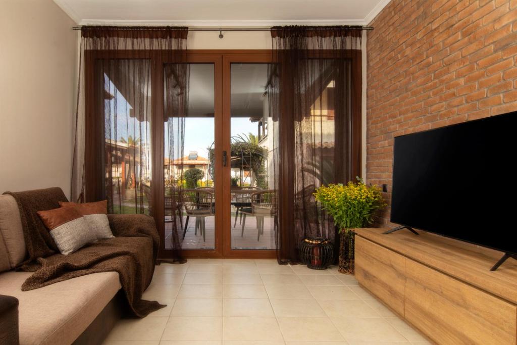 Telewizja i/lub zestaw kina domowego w obiekcie Porto Thea Alexandra Shared Pool Villa, Afytos