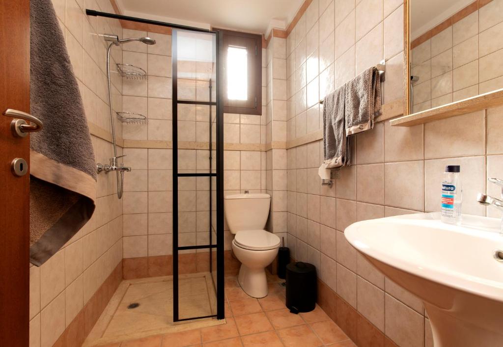 Łazienka w obiekcie Porto Thea Alexandra Shared Pool Villa, Afytos
