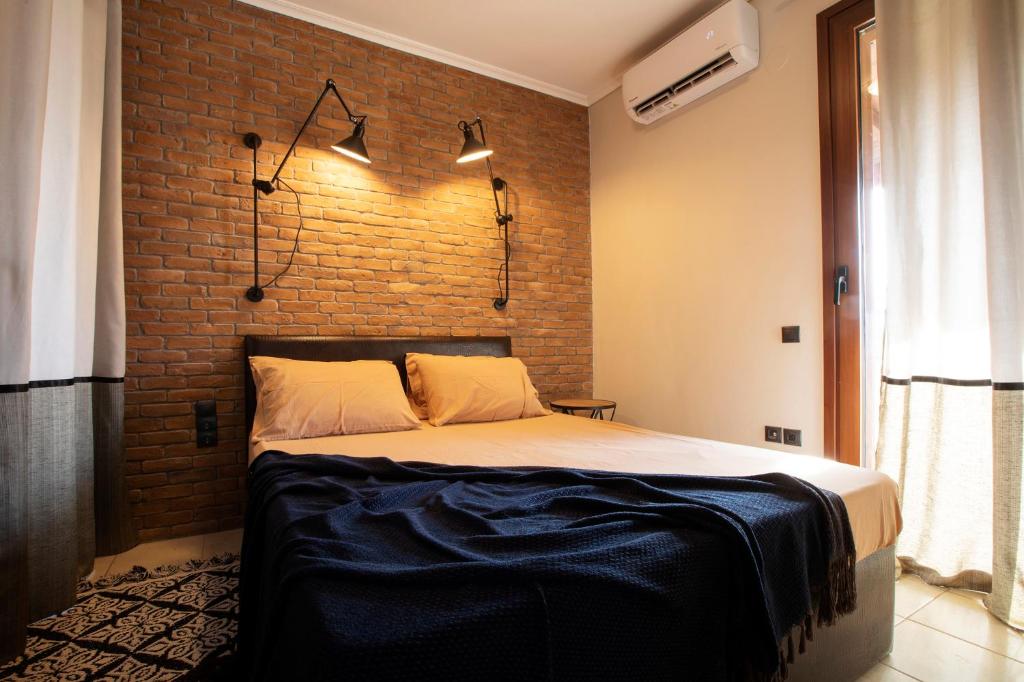 Łóżko lub łóżka w pokoju w obiekcie Porto Thea Alexandra Shared Pool Villa, Afytos