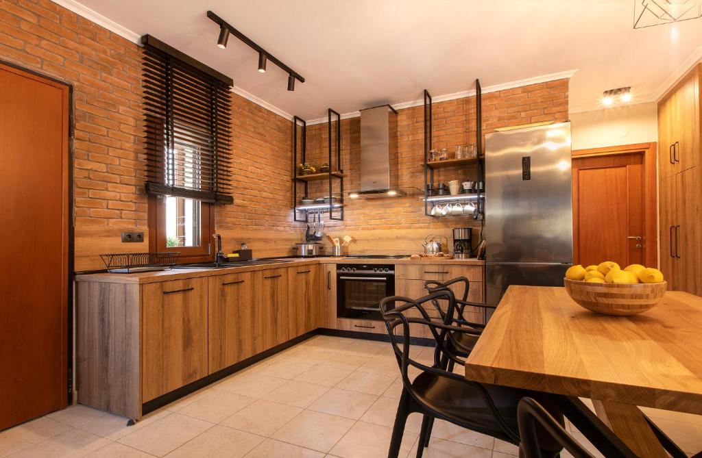 Kuchnia lub aneks kuchenny w obiekcie Porto Thea Alexandra Shared Pool Villa, Afytos