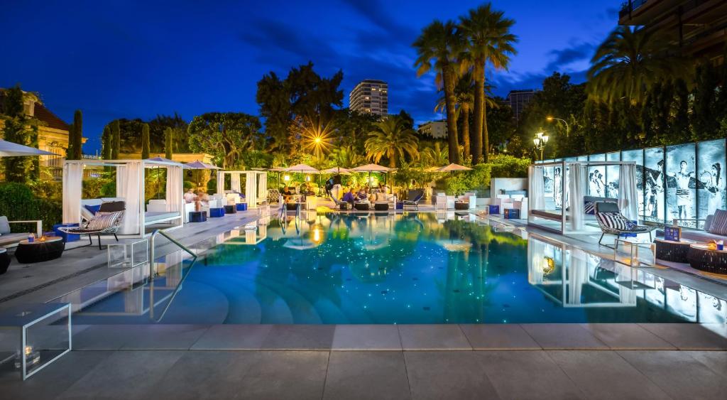 Bazén v ubytování Hôtel Métropole Monte-Carlo nebo v jeho okolí