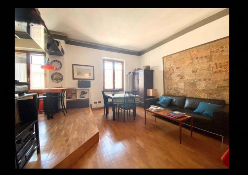 een woonkamer met een bank en een tafel bij La casa di Roberto in Rome