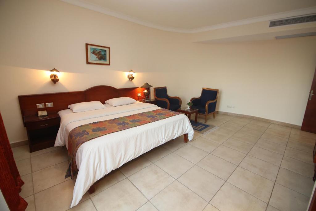 Postel nebo postele na pokoji v ubytování Sharm Reef Hotel