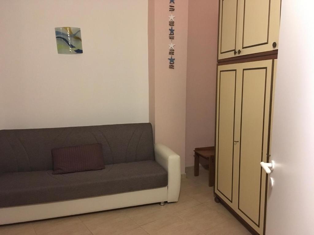 sala de estar con sofá y puerta en Appartamento sul mare, en Vasto
