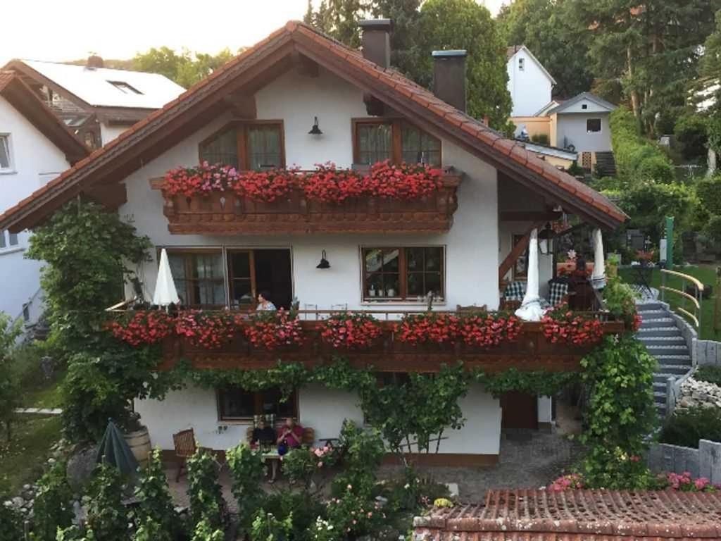 ein Haus mit Blumen auf der Seite in der Unterkunft Haus Andrea in Meersburg
