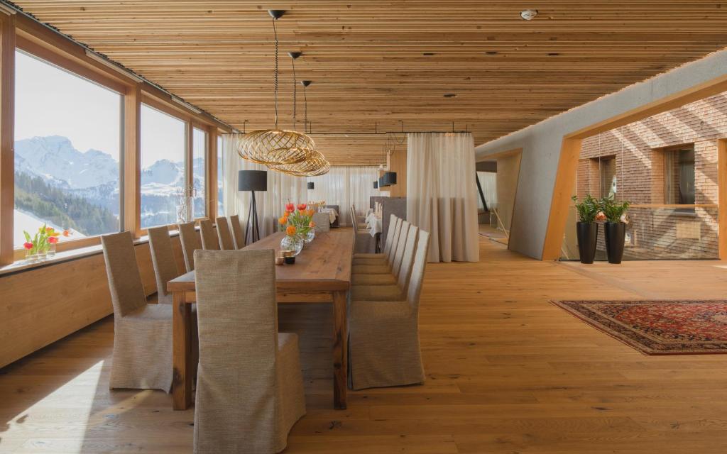 Nespecifikovaný výhled na hory nebo výhled na hory při pohledu z hotelu