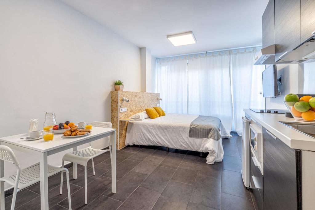 Posteľ alebo postele v izbe v ubytovaní FUN BUILDING STUDIOS by HOMEABOUT