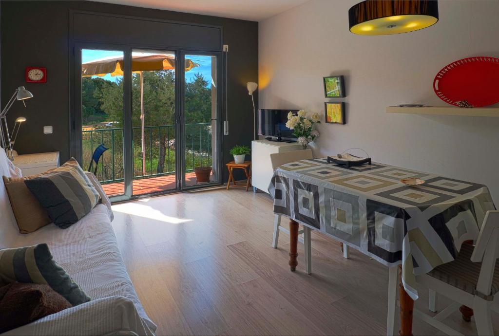 サガロにあるLa Conca, encantador apartamento para 2 pax E34026のリビングルーム(ソファ、テーブル付)
