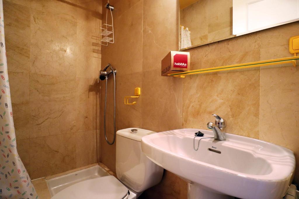 Koupelna v ubytování Jardins de S'agaro per 6 pax, piscina comunitaria y parking E32235