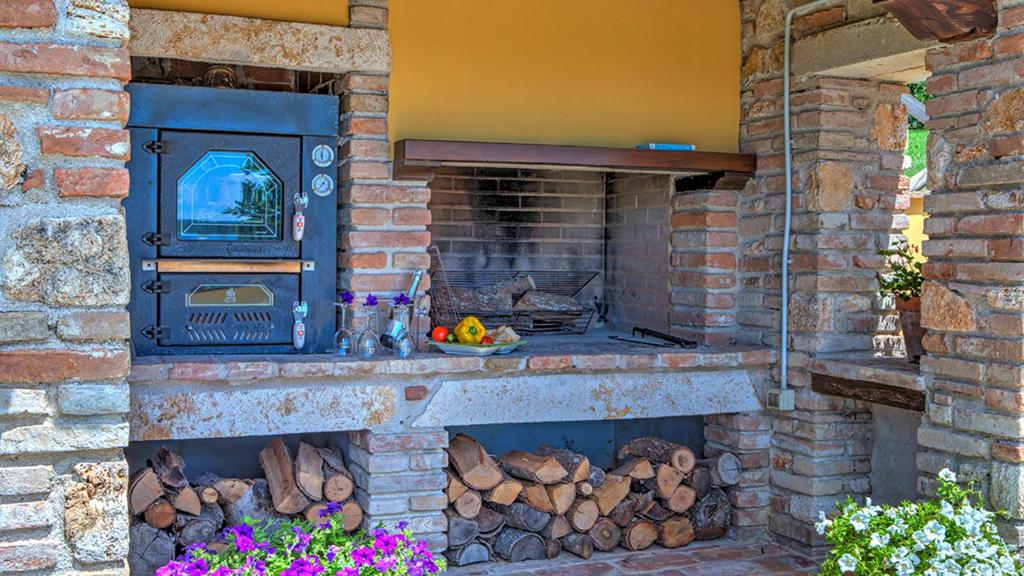 A garden outside COLLE DEL SOLE 7&1, Emma Villas