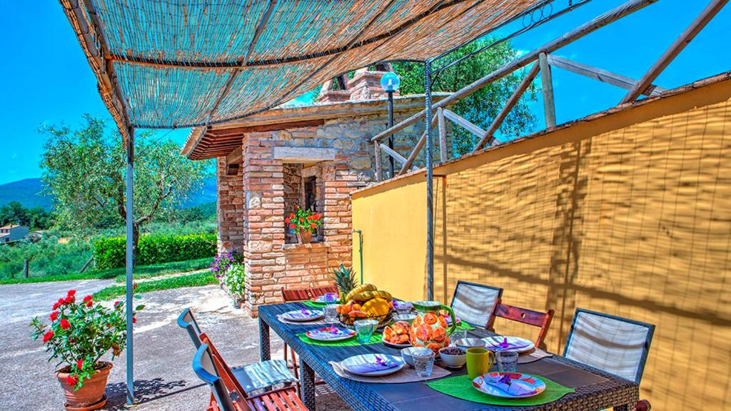 A balcony or terrace at COLLE DEL SOLE 7&1, Emma Villas