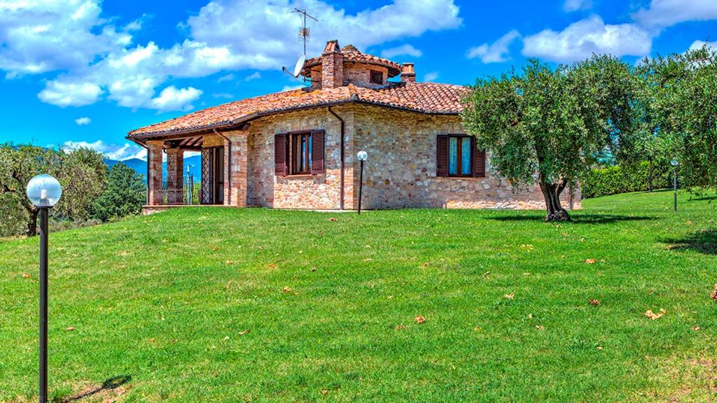 A garden outside COLLE DEL SOLE 7&1, Emma Villas