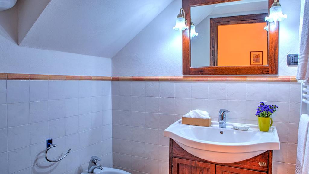 A bathroom at COLLE DEL SOLE 7&1, Emma Villas