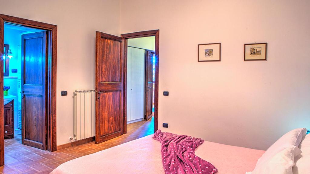 A bed or beds in a room at COLLE DEL SOLE 7&1, Emma Villas