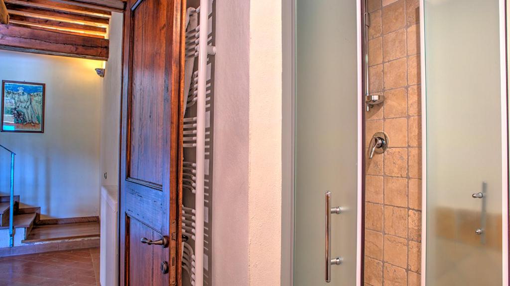 A bathroom at COLLE DEL SOLE 7&1, Emma Villas