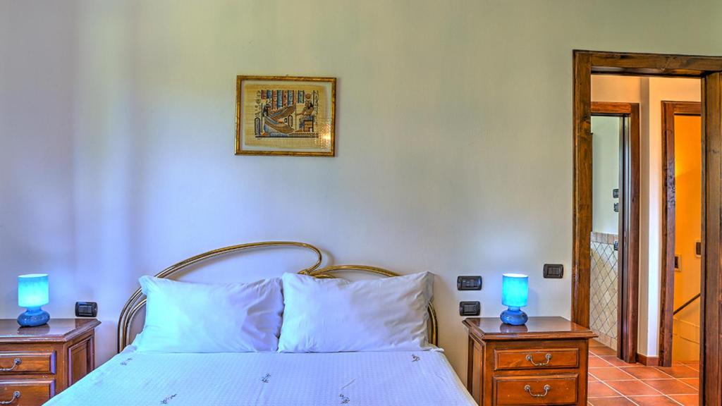 A bed or beds in a room at COLLE DEL SOLE 7&1, Emma Villas