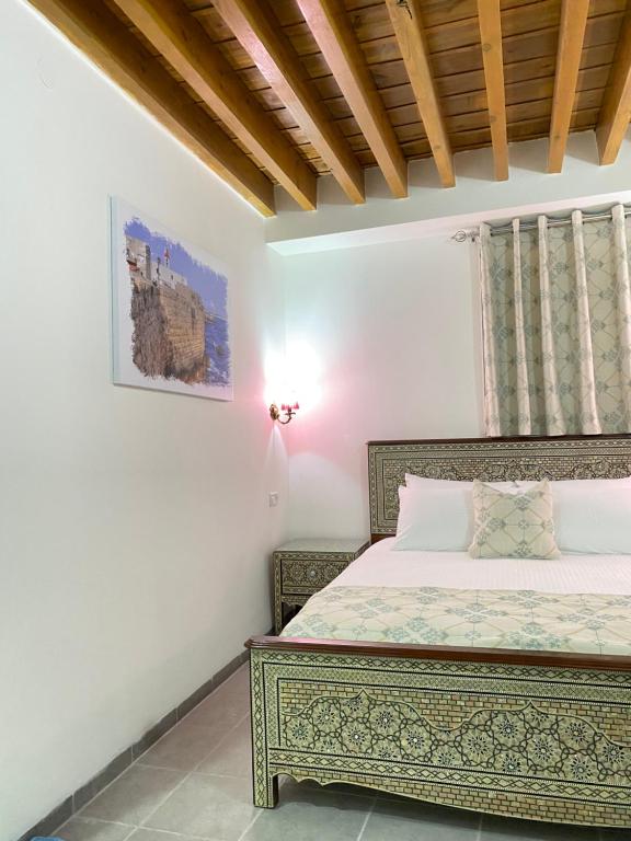 um quarto com uma cama num quarto em Bab al-sham funduk em Acre