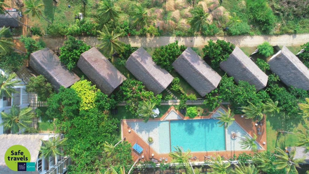 una vista aérea de un complejo con piscina y árboles en Blue Whale Resort & Kite Surfing, en Kalpitiya