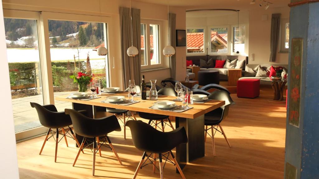 een eettafel en stoelen in de woonkamer bij Fellhorn Ferienwohnungen in Oberstdorf