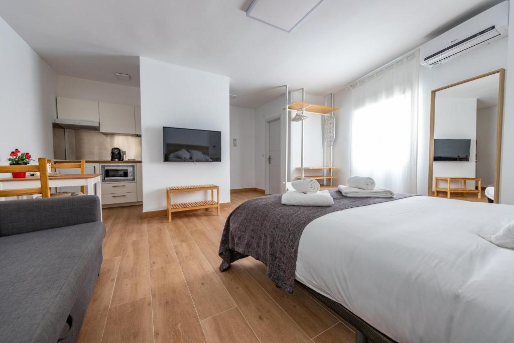 Posteľ alebo postele v izbe v ubytovaní FUN BUILDING STUDIOS by HOMEABOUT